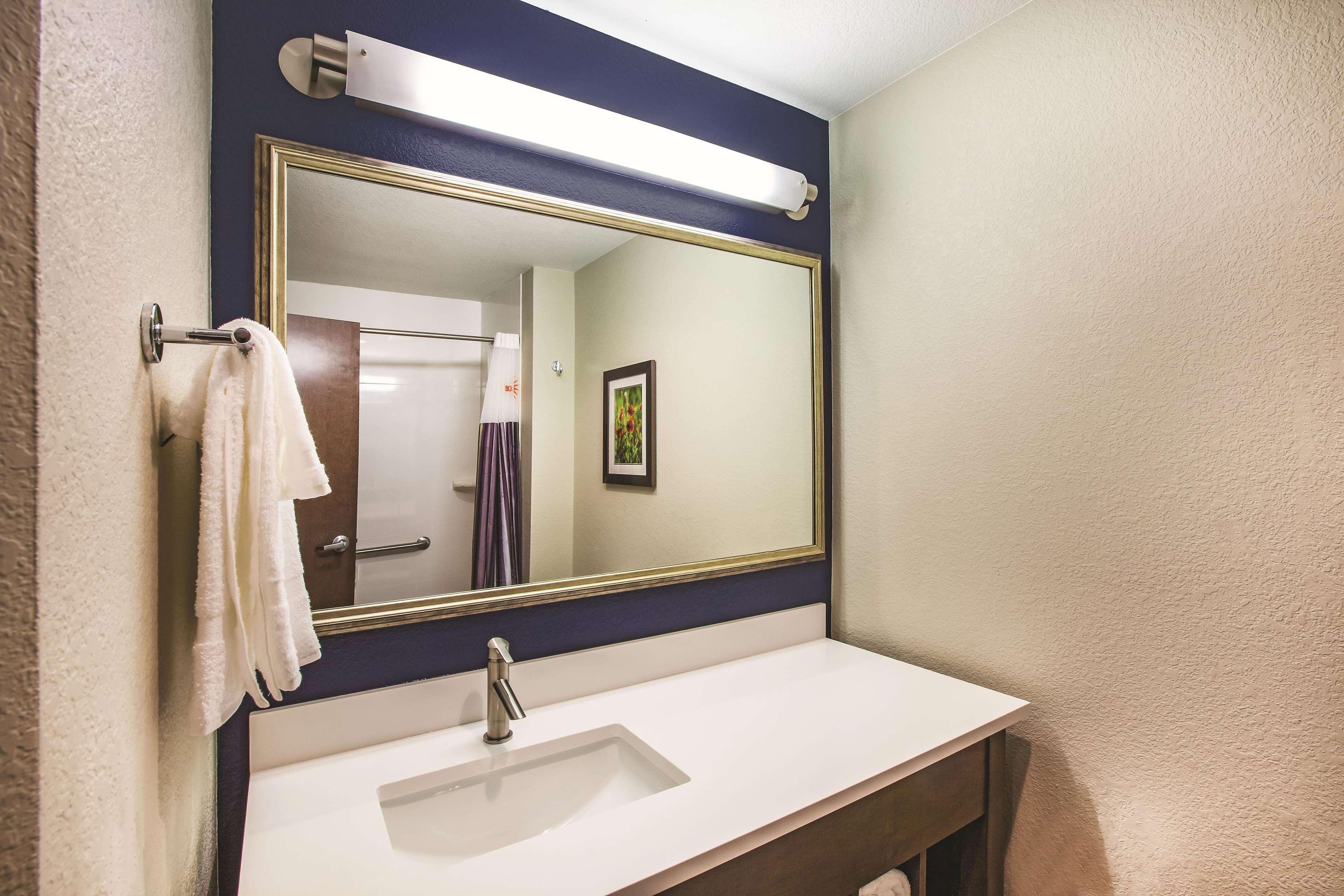 La Quinta By Wyndham Wichita Northeast Hotel Exterior photo