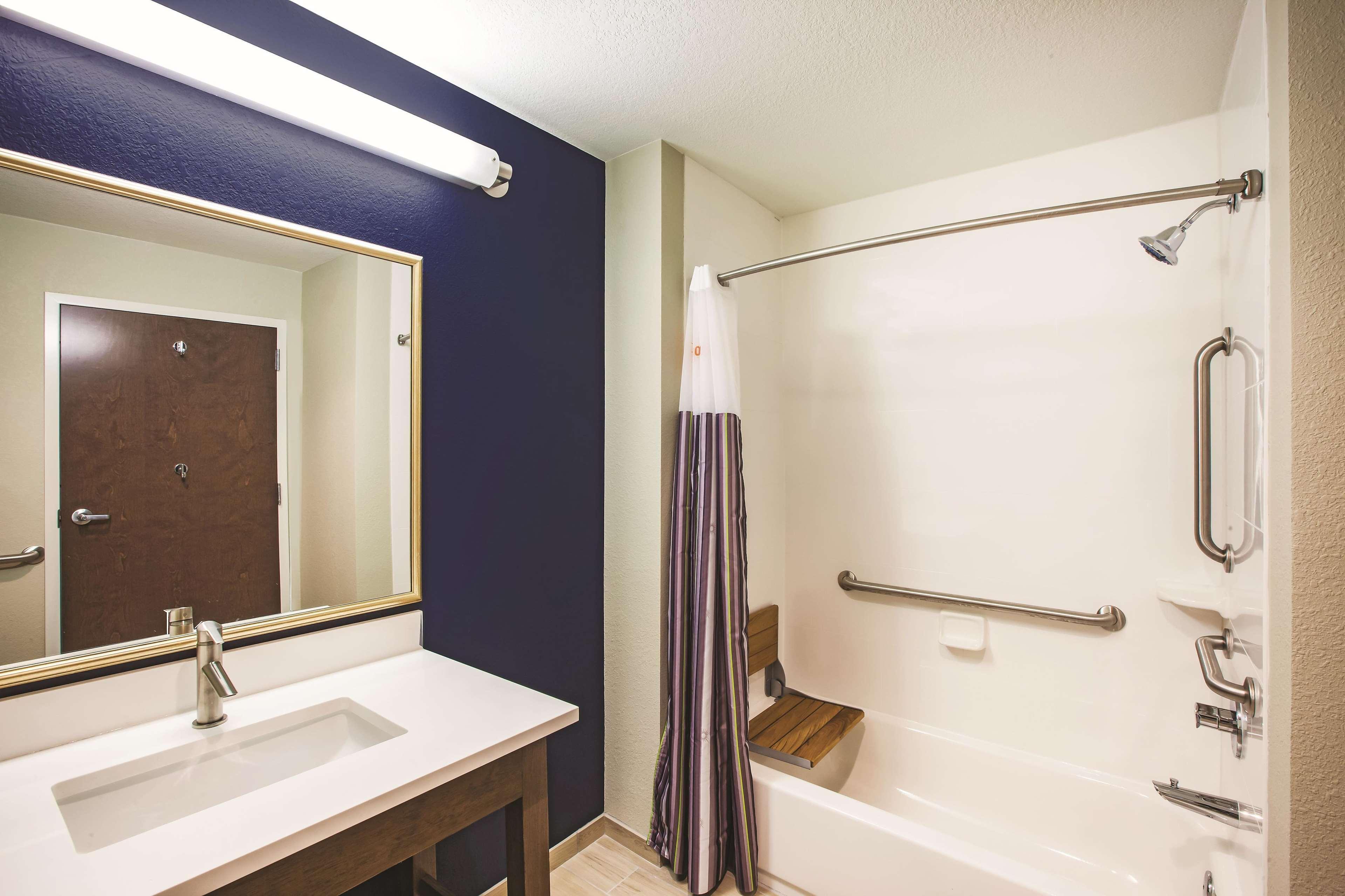 La Quinta By Wyndham Wichita Northeast Hotel Exterior photo