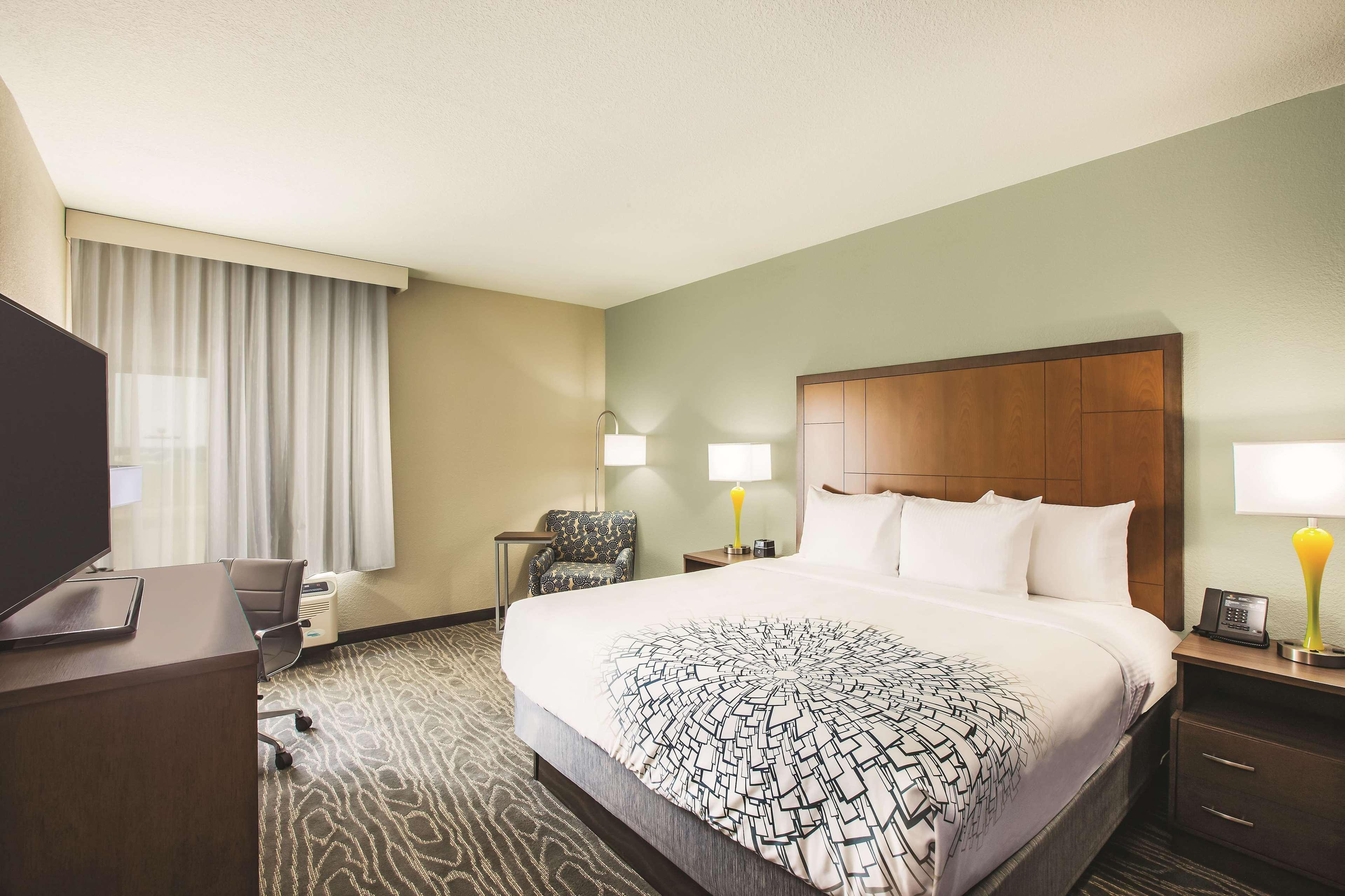 La Quinta By Wyndham Wichita Northeast Hotel Exterior photo